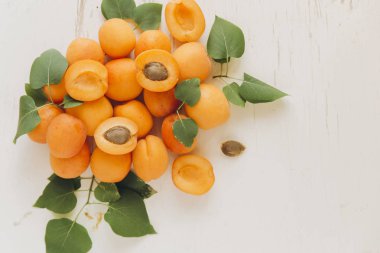 Bütün ve kesme kayısı yığını