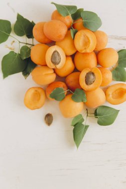 Bütün ve kesme kayısı yığını