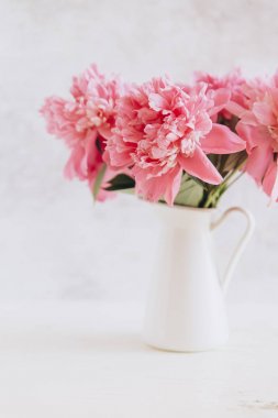 Cam vazo içinde pembe peonies buket