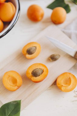 Bütün ve kesilmiş taze kayısı