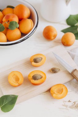 Bütün ve kesilmiş taze kayısı