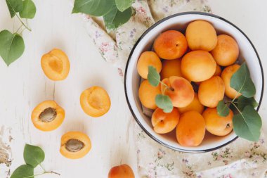 Bütün ve kesilmiş taze kayısı