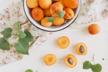 Bütün ve kesilmiş taze kayısı