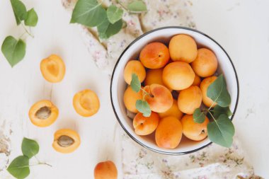 Bütün ve kesilmiş taze kayısı