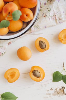 Bütün ve kesilmiş taze kayısı 