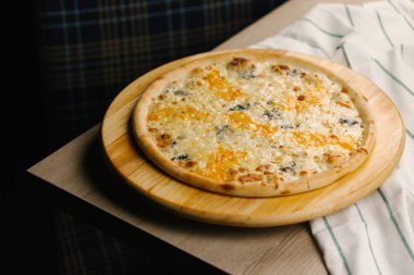 Pizza farklı peynirler, zeytin ve otlar ile 