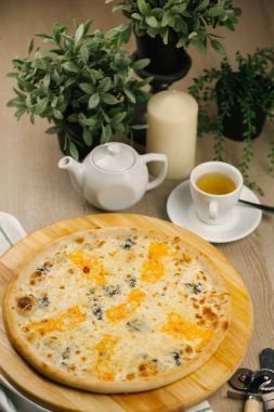 Pizza farklı peynirler, zeytin ve otlar ile