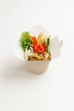 Kutu makarna tavuk ve sebze ile