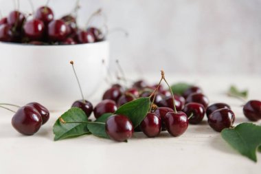 Beyaz kase kırmızı kiraz