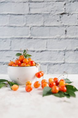 Beyaz kase Rainier kiraz