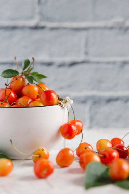 Beyaz kase Rainier kiraz