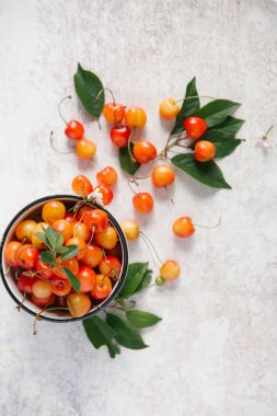 Beyaz kase Rainier kiraz