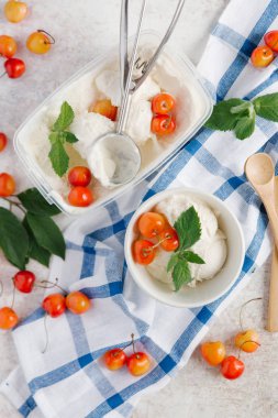 Rainier kiraz ile vanilyalı dondurma