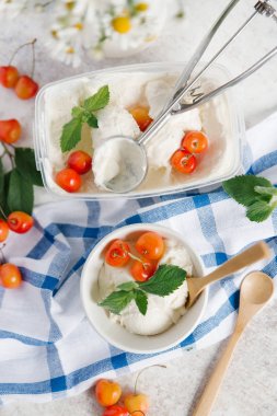 Rainier kiraz ile vanilyalı dondurma