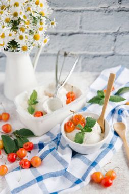 Rainier kiraz ile vanilyalı dondurma