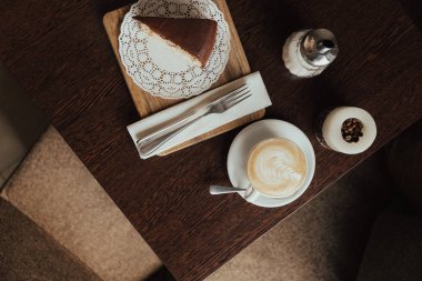 Dondurma ve çikolata katman pastasından 