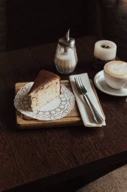 Dondurma ve çikolata katman pastasından 