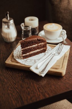 Dondurma ve çikolata katman pastasından  