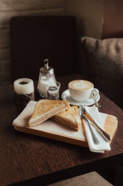 İki jambon ve peynirli sandviç 