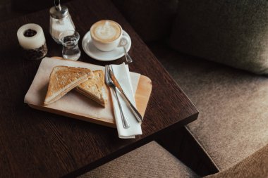 İki jambon ve peynirli sandviç 