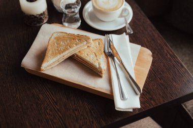 İki jambon ve peynirli sandviç 