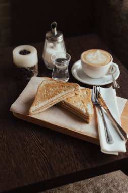 İki jambon ve peynirli sandviç 