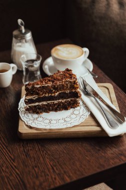 Dondurma ve çikolata katman pastasından 