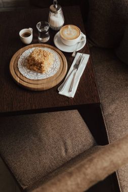 Milföy pasta ve espresso ve cappuccino kupaları 