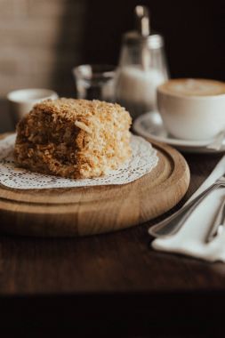 Milföy pasta ve espresso ve cappuccino kupaları 