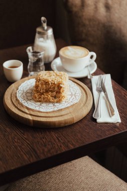 Milföy pasta ve espresso ve cappuccino kupaları 