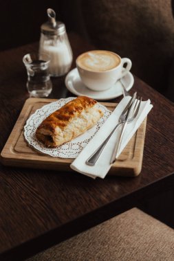 Puf böreği rulo ve kapuçino fincan 