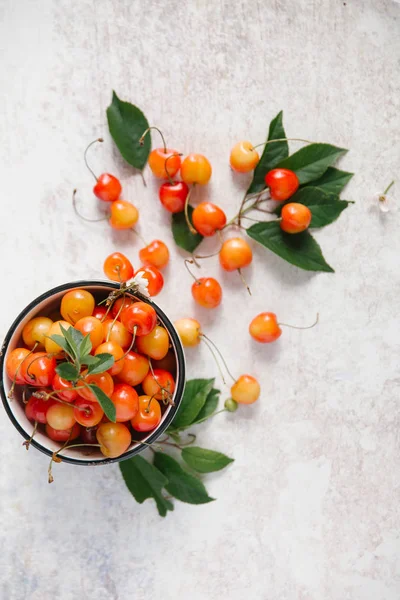 Beyaz kase Rainier kiraz