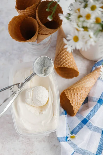 Conos de gofre y helado — Foto de Stock