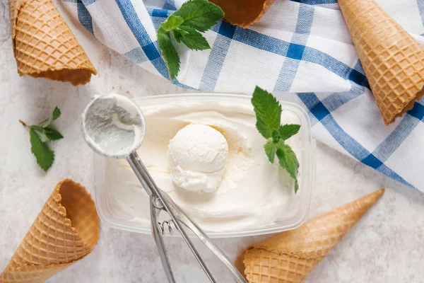 Conos de gofre y helado — Foto de Stock