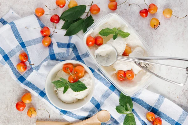 Rainier kiraz ile vanilyalı dondurma