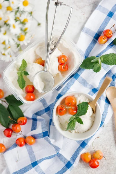 Rainier kiraz ile vanilyalı dondurma