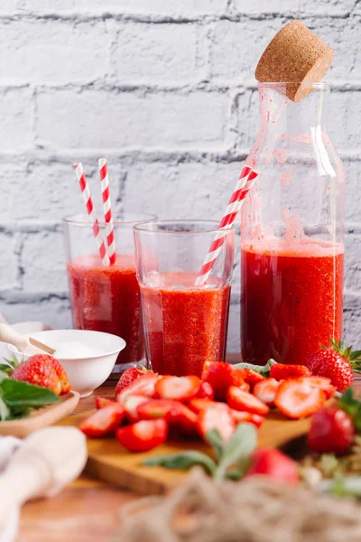 Çilek ve bardak çilek güler yüzlü kesmek