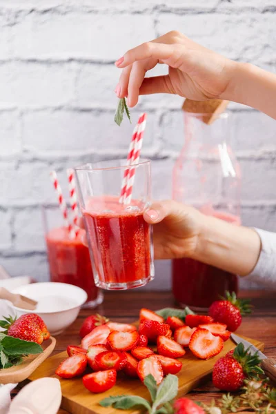 Çilek ve bardak çilek güler yüzlü kesmek