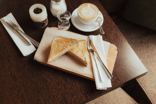 İki jambon ve peynirli sandviç 