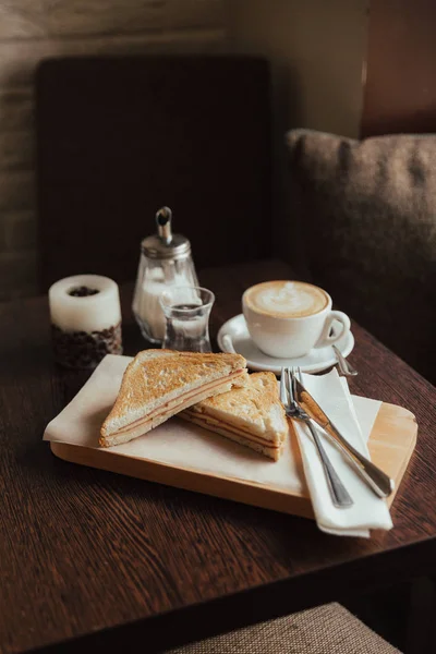 İki jambon ve peynirli sandviç 