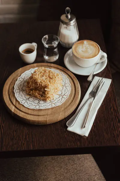 Milföy pasta ve espresso ve cappuccino kupaları 