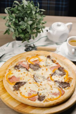 Peynirli pizza jambon ve biber ile  