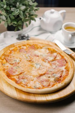 Peynirli pizza jambon, pastırma ve zeytin ile 