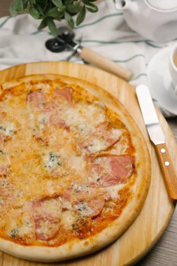 Peynirli pizza jambon, pastırma ve zeytin ile 