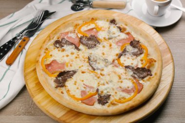 Peynirli pizza jambon ve biber ile