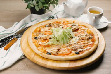 Peynirli pizza tavuk, zeytin ve domates ile