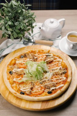 Peynirli pizza tavuk, zeytin ve domates ile