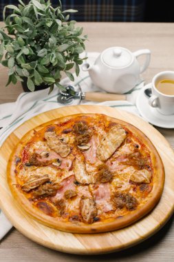 Tavuk ve domuz pastırması peynirli pizza