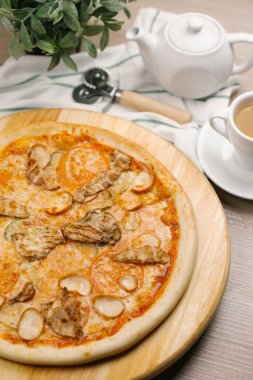 Peynirli pizza tavuk, sosis ve domates ile