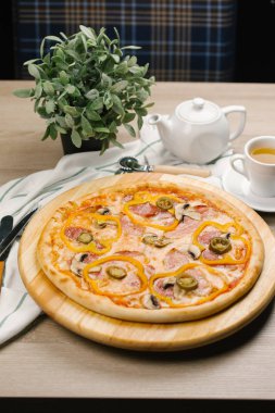 Biber, salam ve mantarlı peynirli pizza